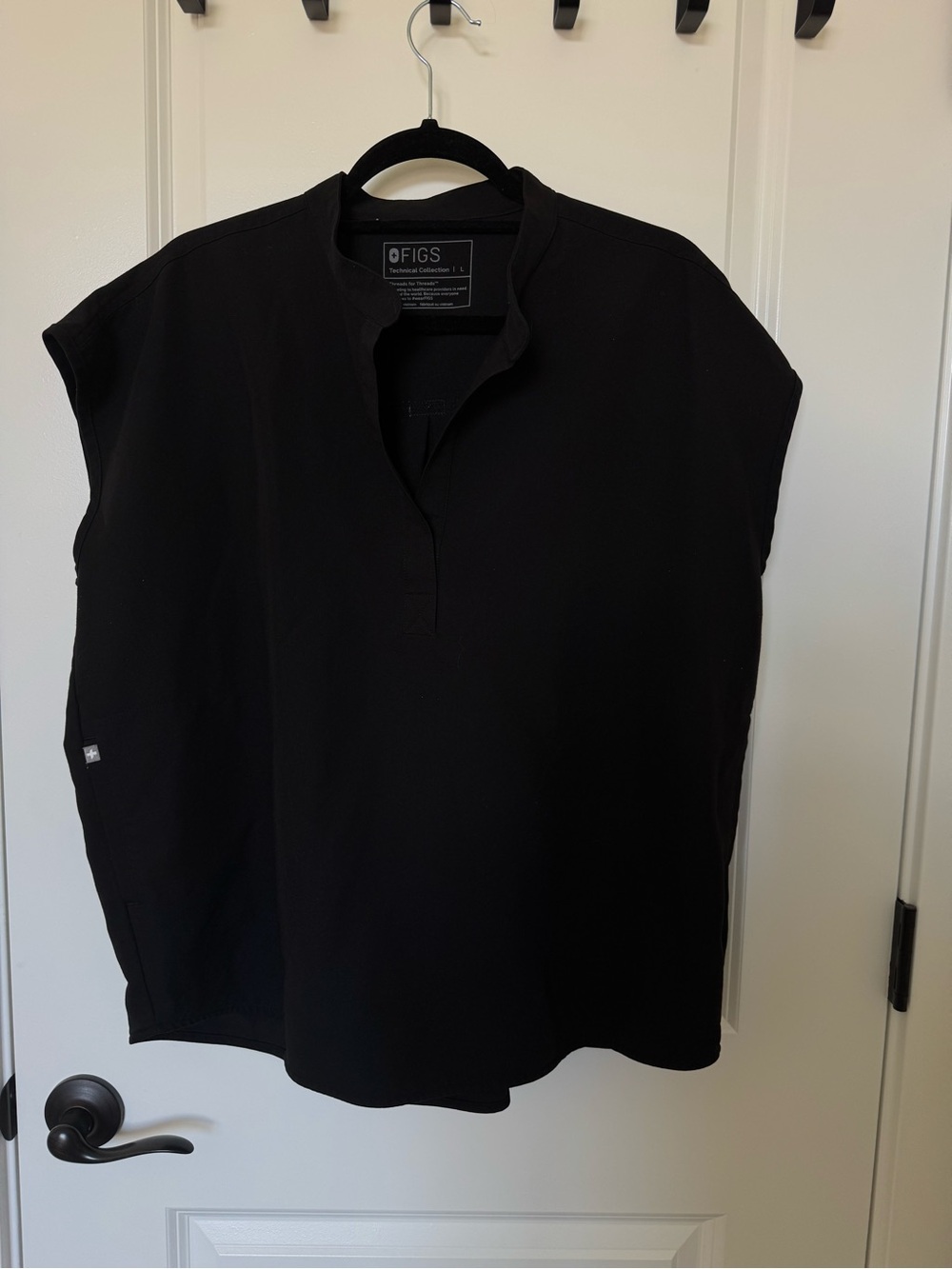 FIGS womens Black Sleeveless Scrub Top great condition